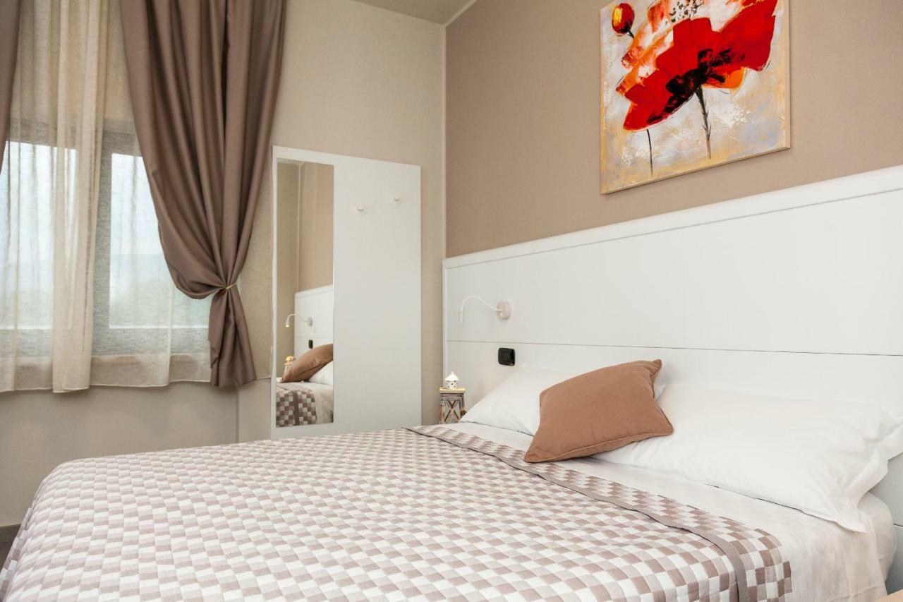 Hotel Riviera Hub Cisano sul Neva Exteriér fotografie
