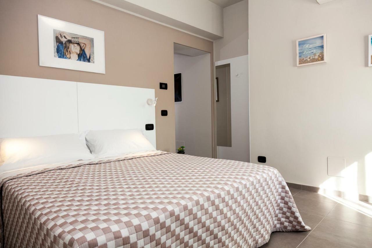 Hotel Riviera Hub Cisano sul Neva Exteriér fotografie